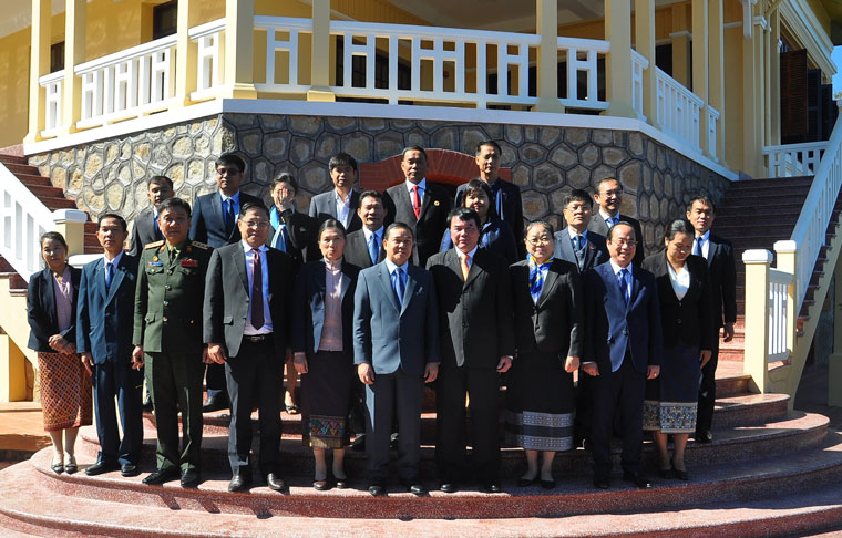 Ngài Đại sứ Sengphet Houng Buong Nuang,  phu nhân và phái đoàn cùng với lãnh đạo UBND tỉnh Lâm Đồng