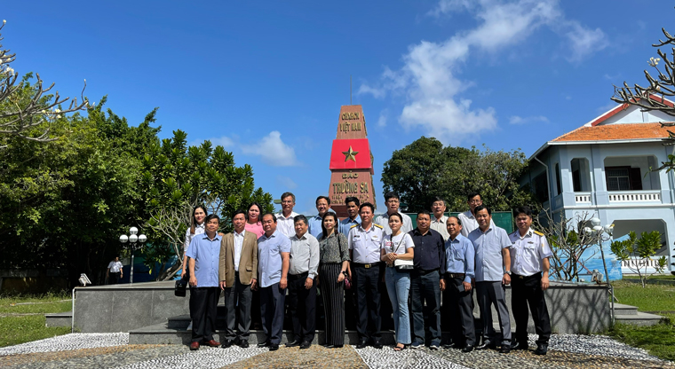 Huyện ủy Đơn Dương chụp ảnh lưu niệm cùng các cán bộ, chiến sĩ Vùng 4