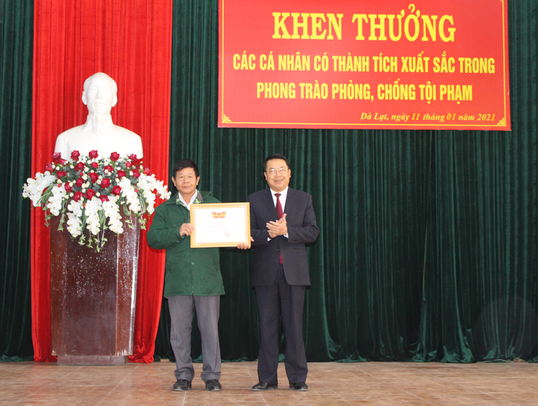 Chủ tịch UBND thành phố Đà Lạt Tôn Thiện San biểu dương, khen thưởng ông Vũ Bá Vượng