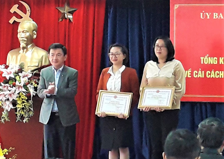 Phó Chủ tịch UBND tỉnh Lâm Đồng Phan Văn Đa trao bằng khen của tỉnh cho các thành viên đoạt giải tại lễ tổng kết cuộc thi.