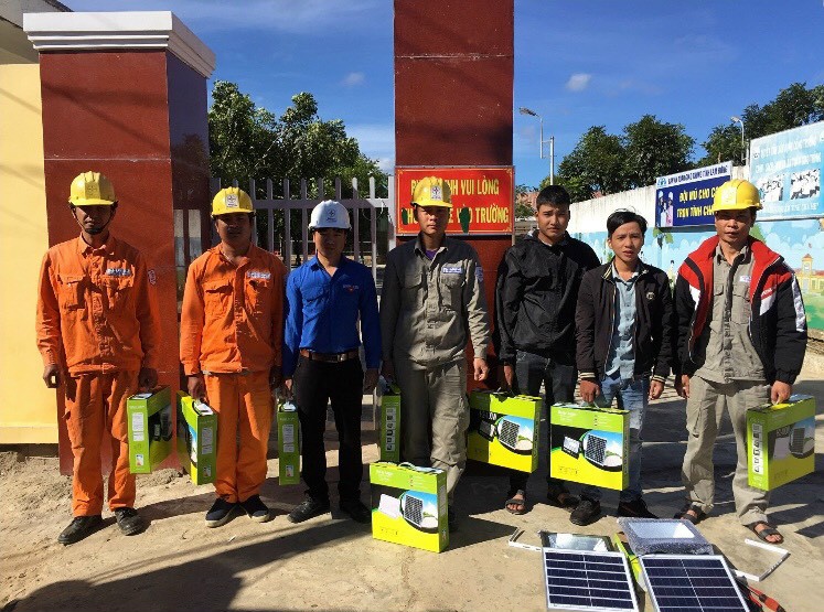 Đoàn viên thanh niên Điện lực huyện Đam Rông lắp điện mặt trời tại các thôn tại 2 xã là Liêng S’Rônh và Đạm M’rông