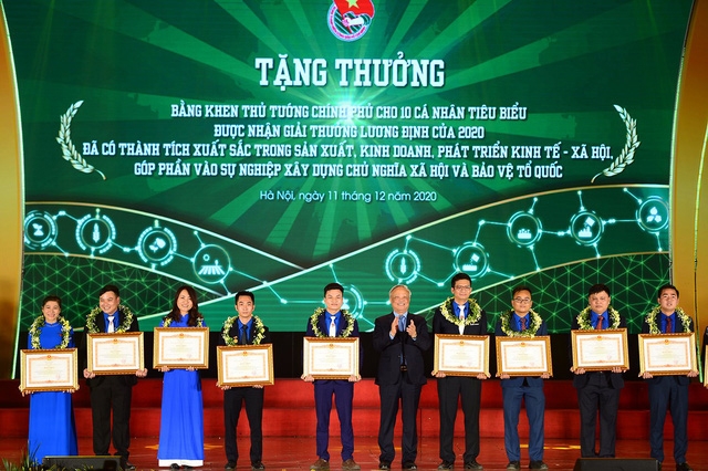 Ông chủ khoác áo Đoàn Lưu Lập Đức (thứ hai từ trái qua) được nhận giải thưởng Lương Định Của năm 2020.