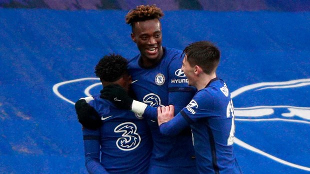 Abraham (giữa) đưa Chelsea vào vòng 5 FA Cup