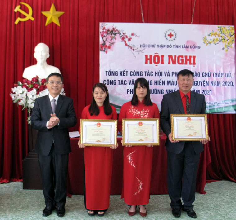 Phó Chủ tịch UBND tỉnh Lâm Đồng Đặng Trí Dũng tặng bằng khen cho các điển hình xuất sắc trong công tác CTĐ