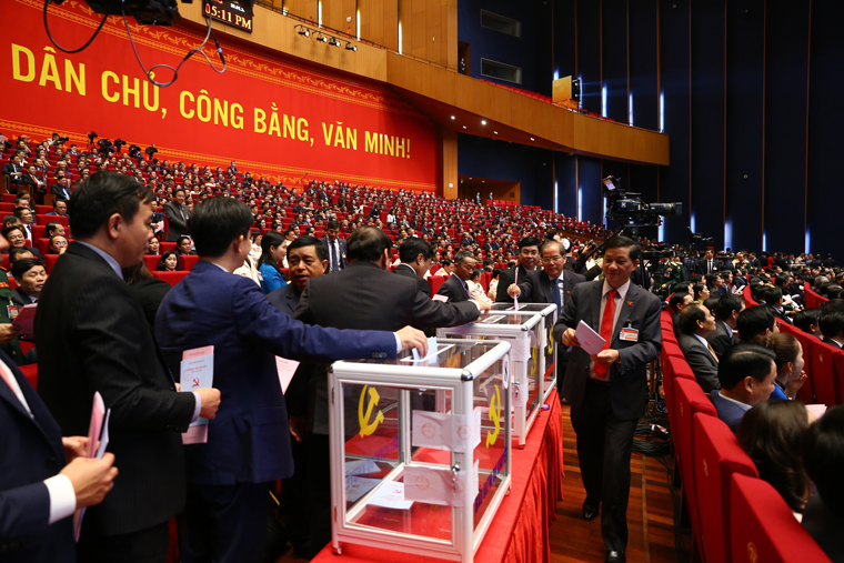 Đại biểu đoàn Lâm Đồng cùng các đại biểu bỏ phiếu bầu Ban Chấp hành Trung ương khóa XIII
