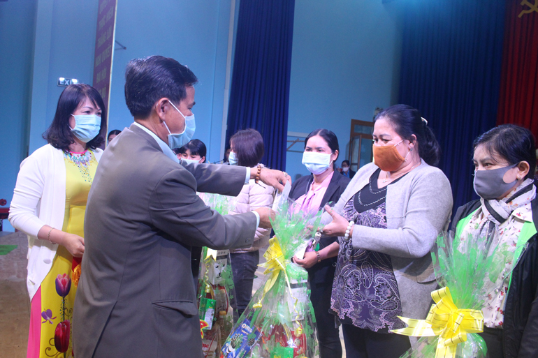 Đồng chí Nguyễn Quang Minh - Chủ tịch HĐND huyện Đức Trọng, trao quà cho CNVCLĐ có hoàn cảnh khó khăn