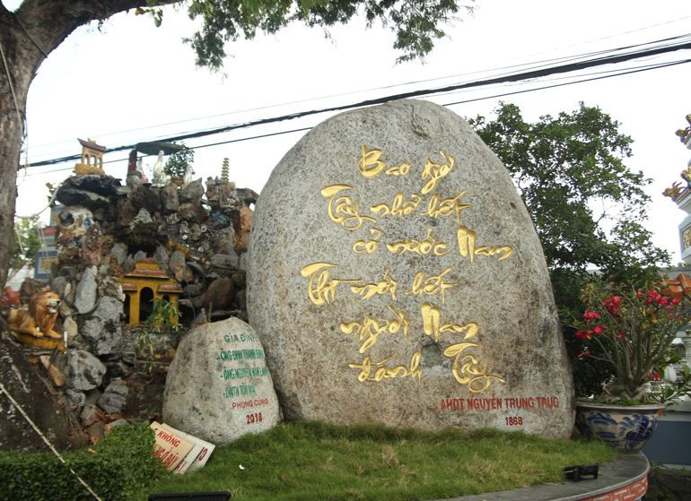 Bia đá khắc câu nói nổi tiếng của ông, thể hiện công ơn và ý chí bất khuất của anh hùng dân tộc Nguyễn Trung Trực