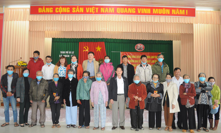 Trưởng Ban Tổ chức Tỉnh ủy chụp hình lưu niệm với người dân xã Xuân Thọ
