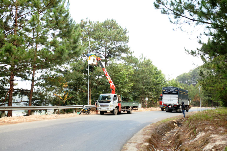 Toàn bộ 244 bộ đèn chiếu sáng đường đèo Mimosa đã được đơn vị thi công hoàn thành và tiến hành đóng điện chiếu sáng