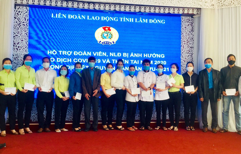 Liên đoàn Lao động tỉnh Lâm Đồng trao hỗ trợ cho các đoàn viên, người lao động khó khăn bị ảnh hưởng bởi dịch Covid - 19 tại Công ty Tâm Châu