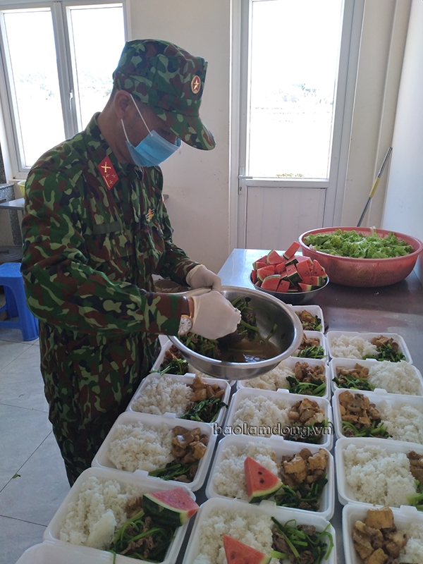 Cán bộ, chiến sỹ chuẩn bị bữa cơm đảm bảo chế độ dinh dưỡng cho công dân cách ly