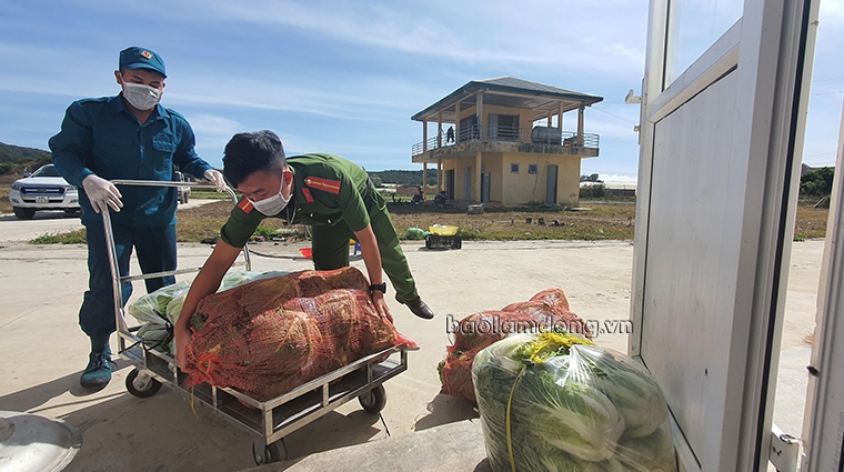 Các đơn vị trên địa bàn đồng hành với lực lượng vũ trang, cung cấp thực phẩm phục vụ công dân đang tiến hành cách ly tập trung