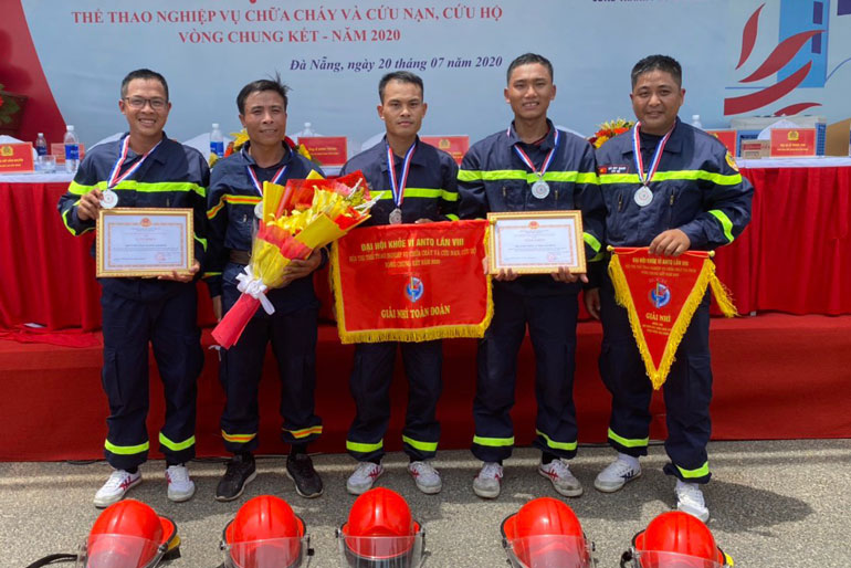 Đội công tác chữa cháy và CNCH nhận cờ xuất sắc tại hội thi nghiệp vụ ở Đà Nẵng