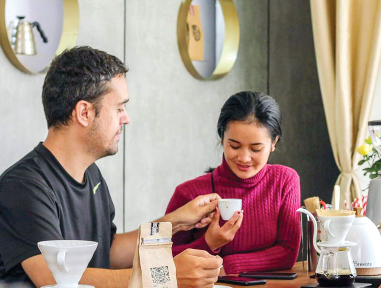 Marian và Krajăn Lim đã áp dụng sản xuất cà phê hữu cơ từ chính rẫy cà phê của gia đình
