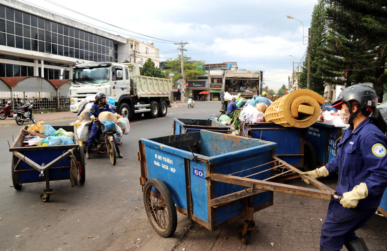 Những ngày cận tết, rác nhiều gấp đôi, gấp ba ngày thường, nên nhóm của bà Hoàn phải thu gom, vận chuyển khoảng 17 – 20 xe kéo rác đến điểm tập kết tạm tại đường Quang Trung, Phường 2 