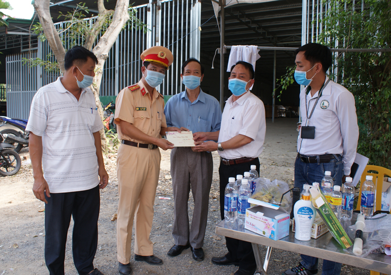 Lãnh đạo Sở Y tế Lâm Đồng kiểm tra tình hình và trao quà tết động viên các lực lượng phối hợp tại chốt kiểm soát phòng dịch Covid-19