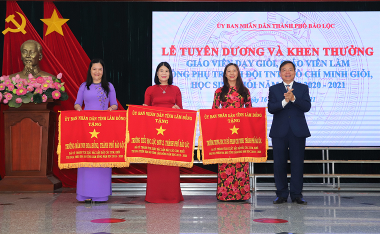 Bí thư Thành ủy Bảo Lộc Nguyễn Văn Triệu trao Cờ thi đua xuất sắc của UBND tỉnh tặng các đơn vị trường học