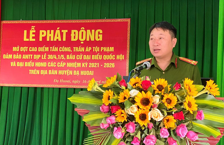 Thượng tá Nguyễn Thanh Nam - Trưởng Công an huyện Đạ Huoai phát biểu chỉ đạo tại lễ phát động