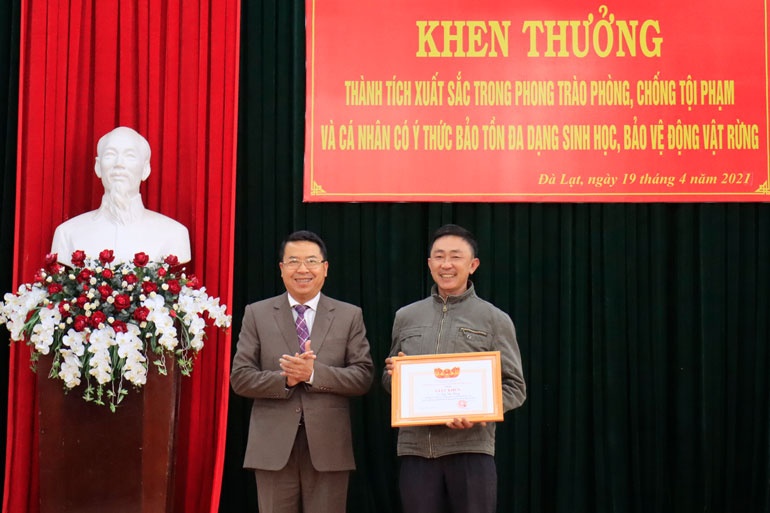 Chủ tịch UBND TP Đà Lạt trao tặng giấy khen cho ông Dũng