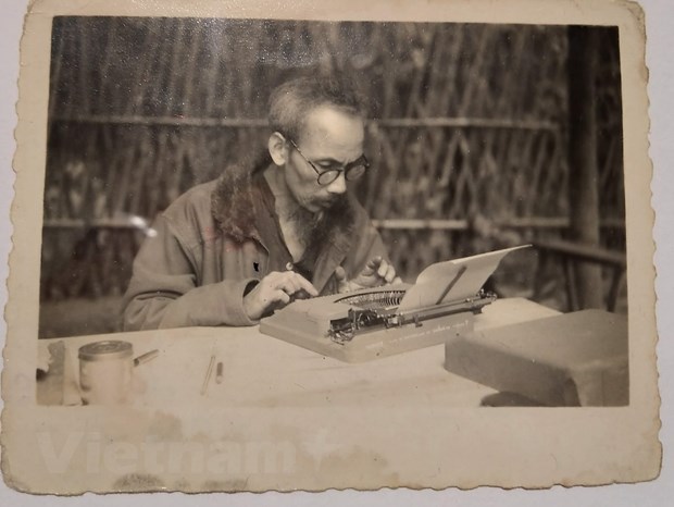 Bức ảnh Chủ tịch Hồ Chí Minh trong kháng chiến chống Pháp, mặt sau có kèm bút tích và chữ ký của Ngườ