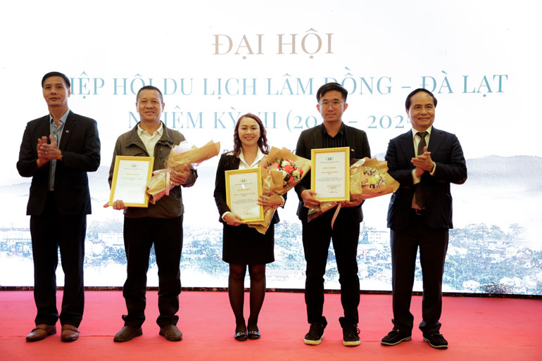 Đại hội khen thưởng 3 đơn vị là Công ty Cổ phần Du lịch Lâm Đồng (Dalattourist), CLB Đầu bếp chuyên nghiệp và Hội Lữ hành Lâm Đồng đã có thành tích xuất sắc trong hoạt động của Hiệp hội