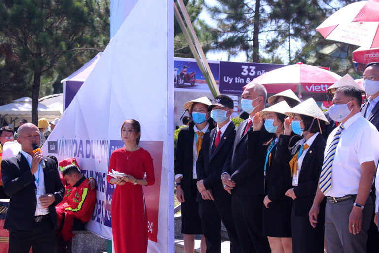 Chủ tịch Hội Doanh nhân Trẻ tỉnh Lâm Đồng Phạm Nguyễn Ngọc Duy phát biểu khai mạc Tuần Văn hóa du lịch kết nối giao thương