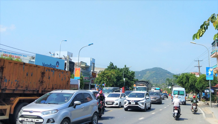 Đoàn qua thị trấn Đạ M’ri (huyện Đạ Huoai) xe cộ di chuyển chậm