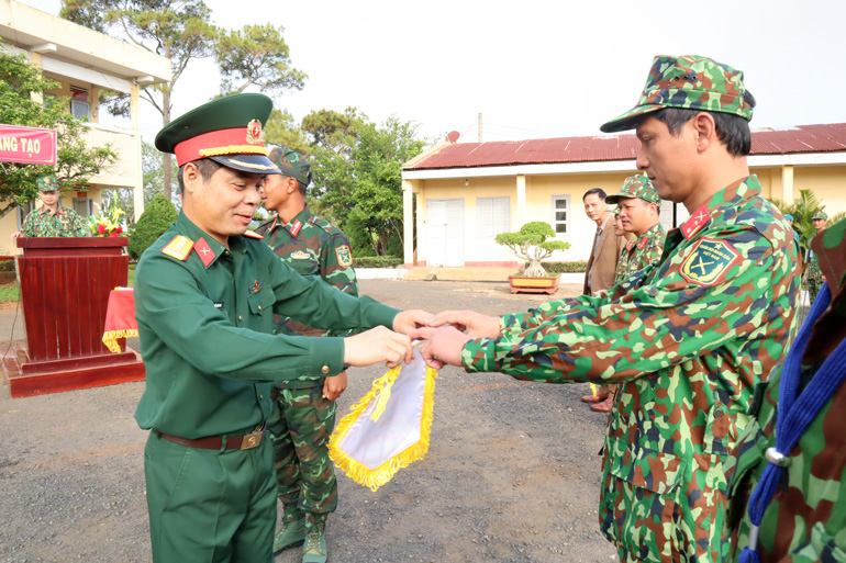 Đại tá Nguyễn Bình Sơn - Chỉ huy trưởng Bộ CHQS tỉnh trao cờ lưu niệm cho các đội thi