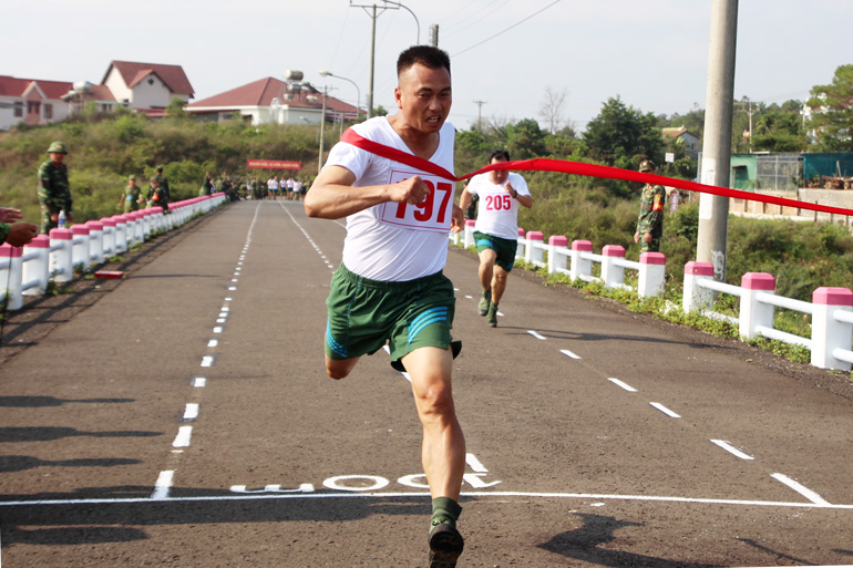 Lực lượng bộ đội thường trực tham gia nội dung chạy 100 m