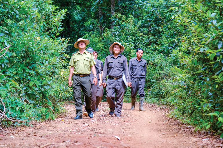 Hạt Kiểm lâm, đơn vị chủ rừng đi tuần tra vùng rừng giáp ranh với tỉnh Đắk Nông tại khu vực Thủy điện Đồng Nai 5.