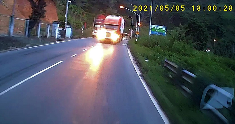 Hình ảnh xe container vượt ẩu ngay Chốt Cảnh sát Giao thông trên đèo Bảo Lộc được camera giám sát hình trình của xe ô tô đối diện ghi lại vào lúc 18 giờ ngày 5/5/2021