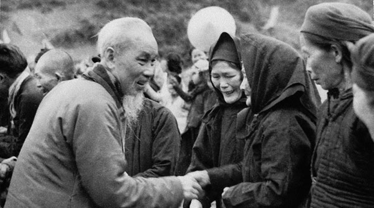 Bác Hồ thăm hỏi các cụ già khi về thăm Pác Bó (Xuân Tân Sửu 1961). Ảnh: Tư liệu