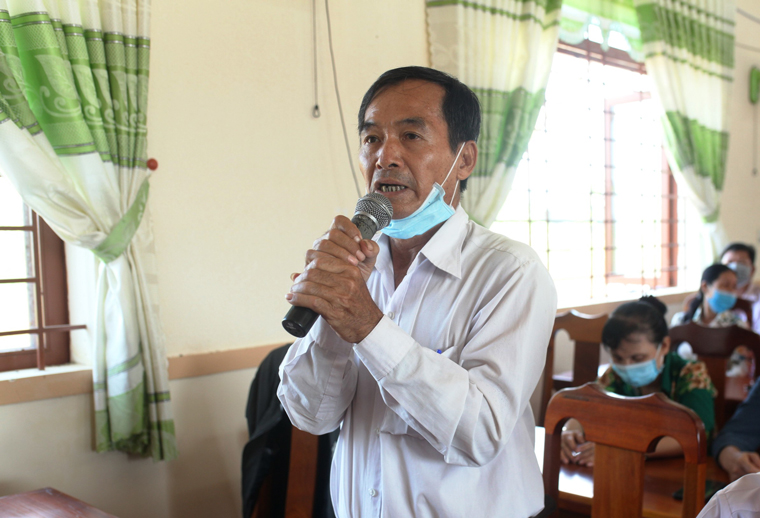 Cử tri Lục Văn Quang (thị trấn Phước Cát) phát biểu ý kiến với các ứng viên đại biểu Quốc hội