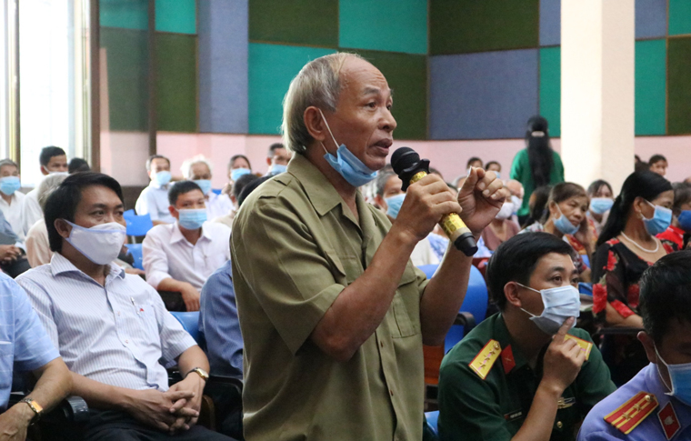Cử tri thị trấn Đạ Tẻh đóng góp ý kiến tại hội nghị