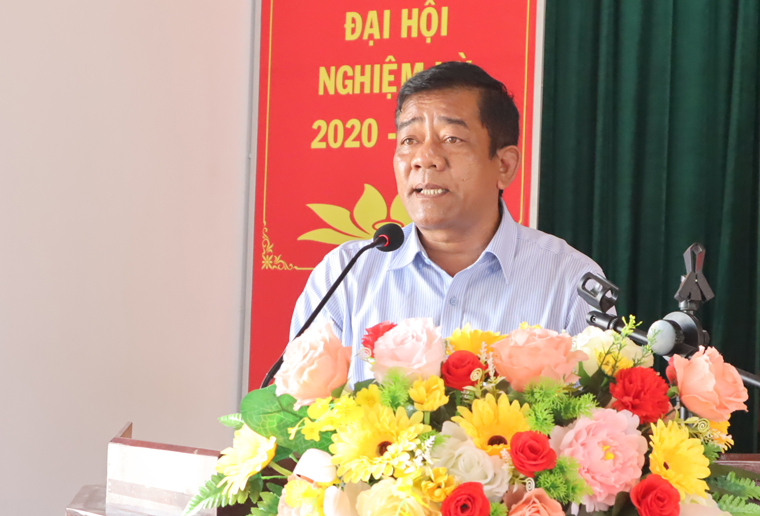 Ứng cử viên K’Nhiễu - Phó Chánh Văn phòng Sở Khoa học và Công nghệ Lâm Đồng ghi nhận các ý kiến của cử tri