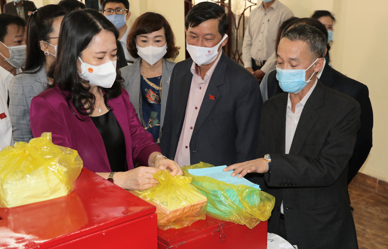 Phó Chủ tịch nước Võ Thị Ánh Xuân kiểm tra thùng phiếu và phiếu bầu tại Tổ dân phố Nguyễn Du (Phường 9, thành phố Đà Lạt)
