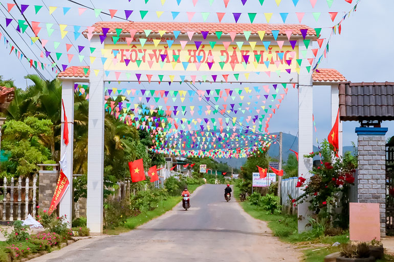 Đường cờ chào mừng ngày bầu cử của bà con thôn Đắk Măng