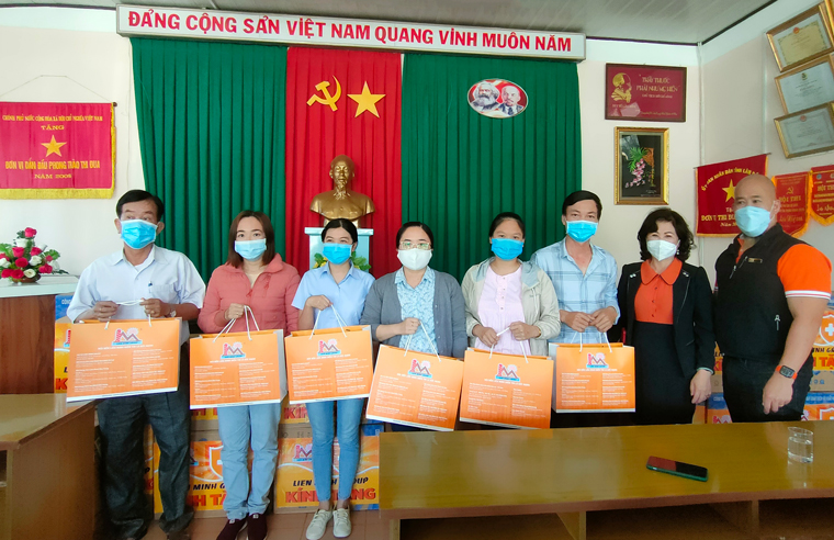 Đại diện Tập đoàn Liên Minh trao tặng khẩu trang cho các trạm y tế xã, thị trấn