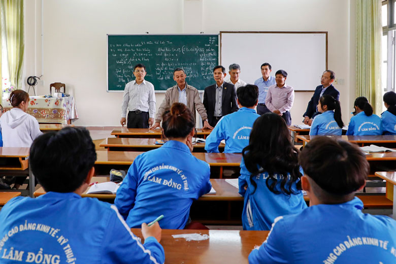 Chủ tịch UBND tỉnh Lâm Đồng Trần Văn Hiệp thăm hỏi học sinh Trường Cao đẳng kinh tế kỹ thuật (Ảnh chụp trước ngày 27/4/2021)