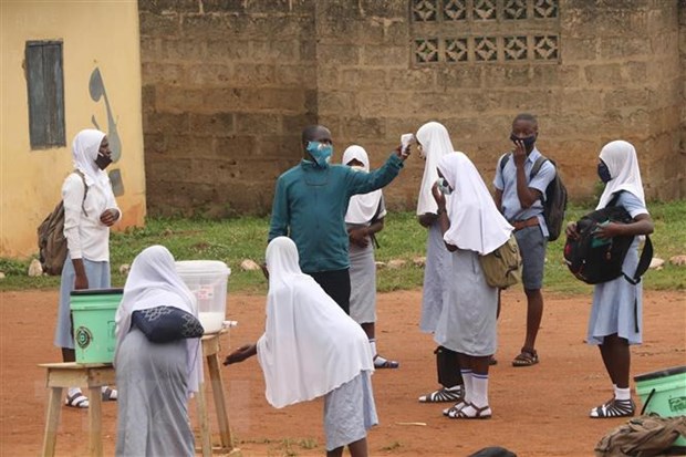 Kiểm tra thân nhiệt của học sinh tại một trường học ở thị trấn Iseyin, bang Oyo, Nigeria.