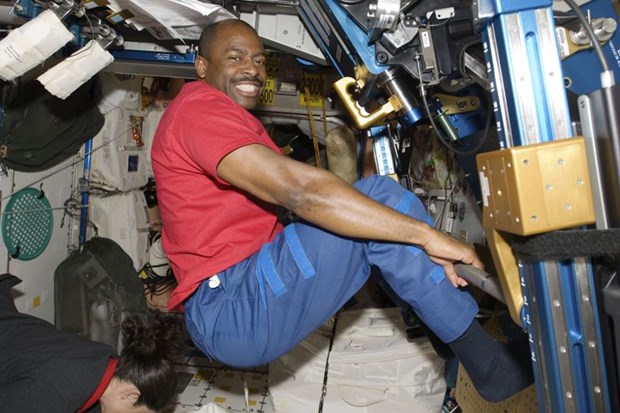Leland Melvin, cựu phi hành gia của NASA và là cầu thủ NFL, trong một bức ảnh chụp vào ngày 22/11/2009 trên Trạm Vũ trụ quốc tế, do NASA cung cấp