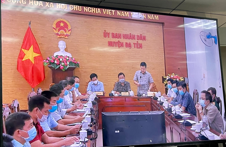 Lãnh đạo huyện Đạ Tẻh báo cáo tại cuộc họp trực tuyến