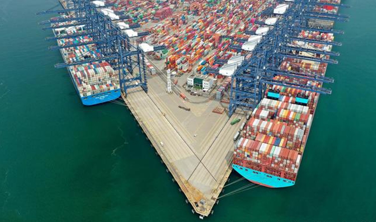 Container mang hàng hóa Trung Quốc xuất khẩu đến châu Âu và Mỹ đã tắc nghẽn tại cảng Diêm Điền (Trung Quốc) do dịch COVID-19