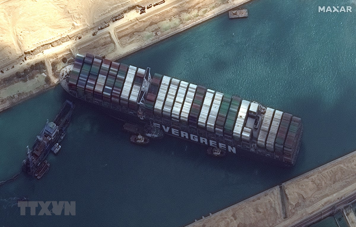 Tàu Ever Given bị mắc cạn ở khu vực phía Nam Kênh đào Suez, Ai Cập, ngày 26/3/2021.
