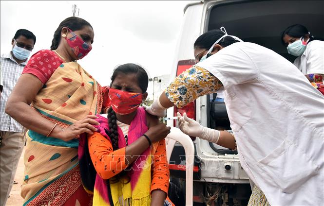Nhân viên y tế tiêm vaccine phòng COVID-19 cho người dân tại Hyderabad, Ấn Độ.