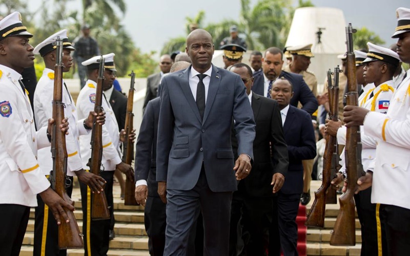 Tổng thống Jovenel Moise (giữa) rời khỏi một lễ kỷ niệm diễn ra tại bảo tàng quốc gia Pantheon, ở thủ đô Port-au-Prince, Haiti, ngày 7-4-2018