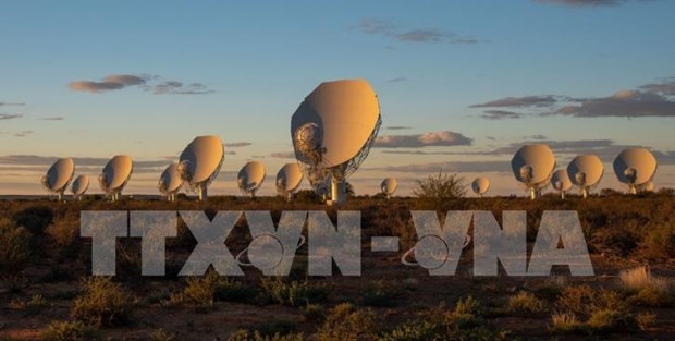 Các thiết bị tầm soát sóng âm thanh của MeerKAT - Tổ hợp kính thiên văn và thiết bị tầm soát sóng âm thanh vũ trụ do Nam Phi xây dựng và ra mắt tháng 7/2018. 