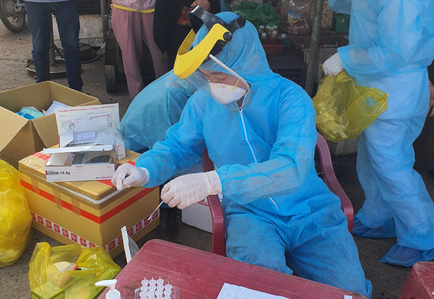 Các tổ đáp ứng nhanh của CDC Lâm Đồng đang lấy mẫu xét nghiệm nhanh SARS-CoV-2 tại chợ Thạnh Mỹ