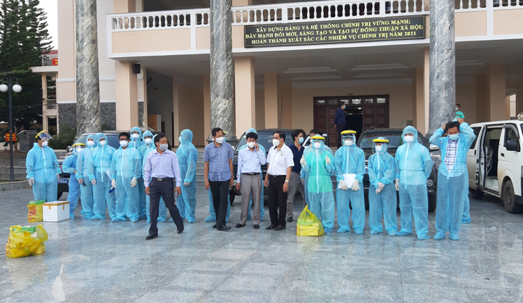 Lãnh đạo Sở Y tế, CDC Lâm Đồng và đội đáp ứng nhanh có mặt tại Đơn Dương để triển khai các công tác chuyên môn