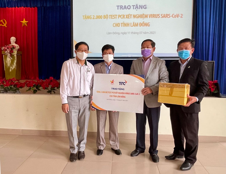 Đại diện Tập đoàn TTC trao tặng cho ngành Y tế Lâm Đồng các trang thiết bị phục vụ công tác xét nghiệm SARS-CoV-2.